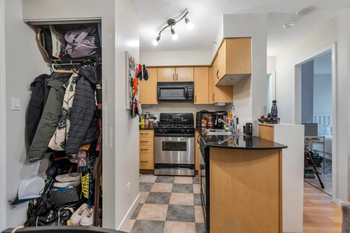 Walk-In Closet Photo of 1501 63 Keefer Place, Vancouver, BC