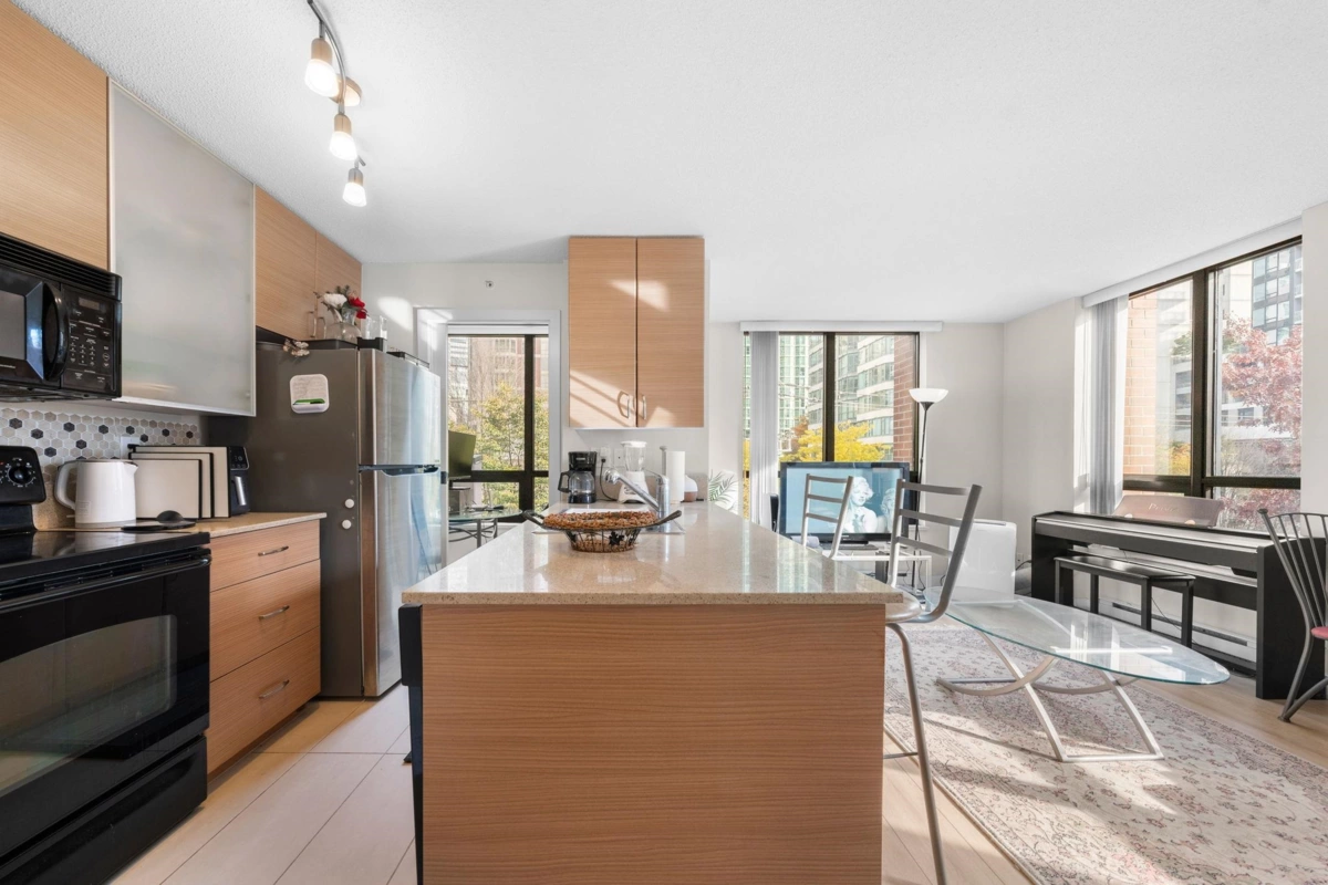 Dining Area Photo of 502 909 Mainland Street, Vancouver, BC