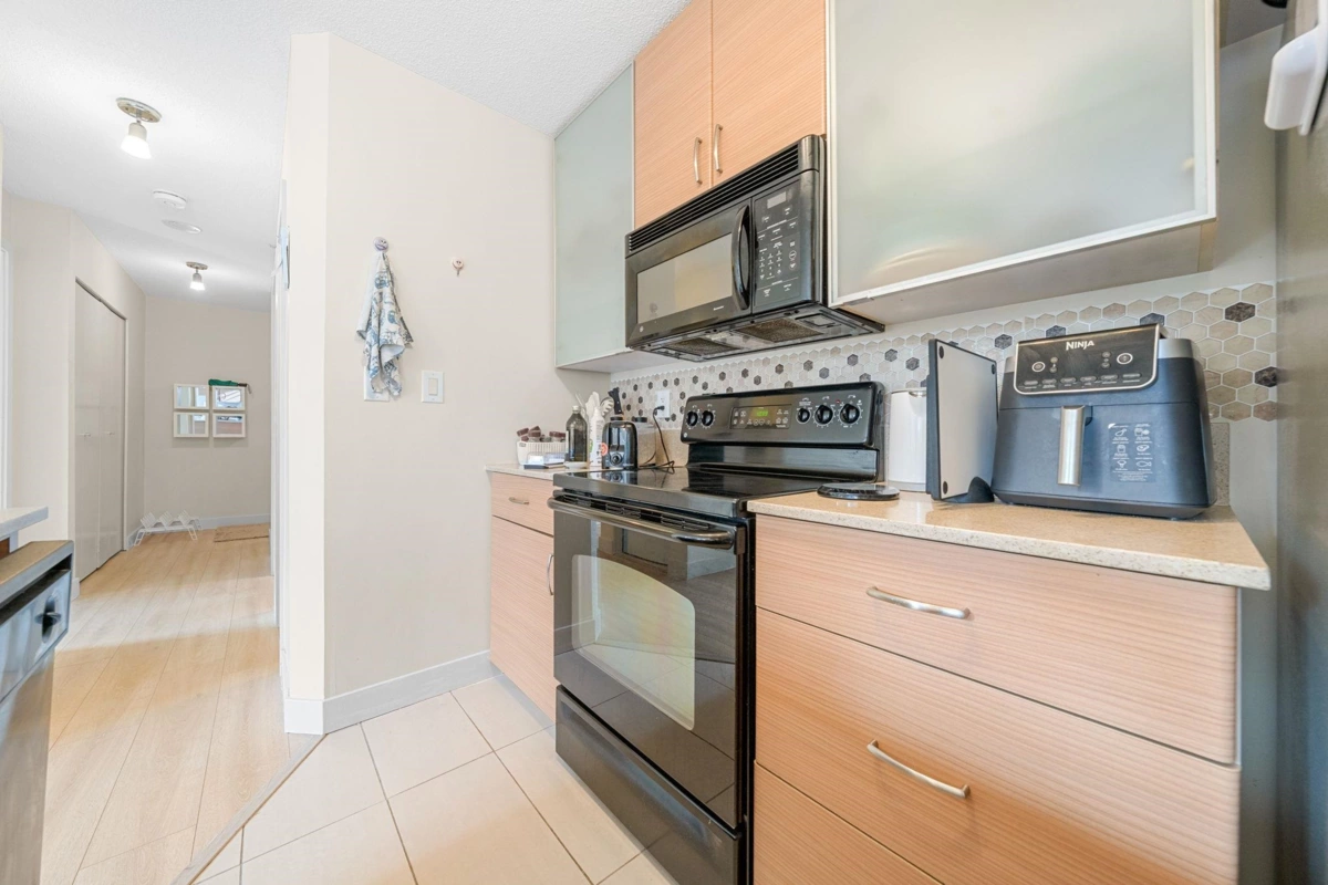 Kitchen Photo of 502 909 Mainland Street, Vancouver, BC