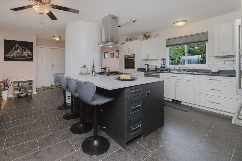 Breakfast Nook Photo of 740 Hillcrest Road, Gibsons, BC