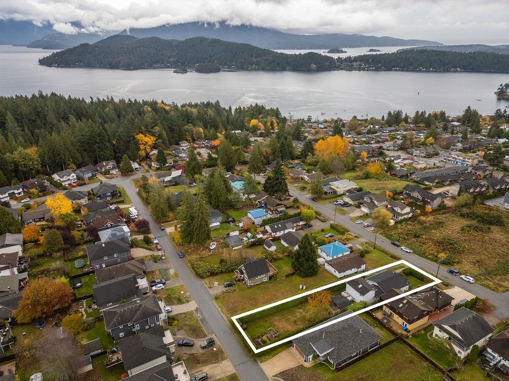 Entry Foyer Photo of 740 Hillcrest Road, Gibsons, BC