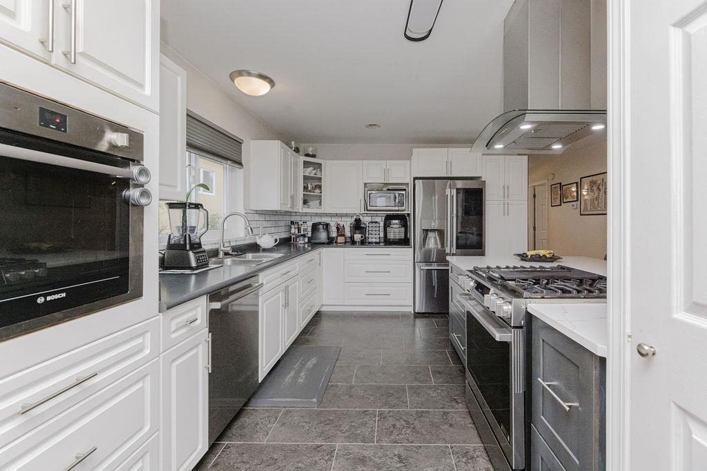 Kitchen Island Photo of 740 Hillcrest Road, Gibsons, BC