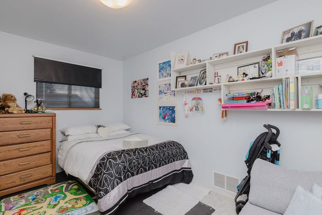 Walk-In Closet Photo of 740 Hillcrest Road, Gibsons, BC