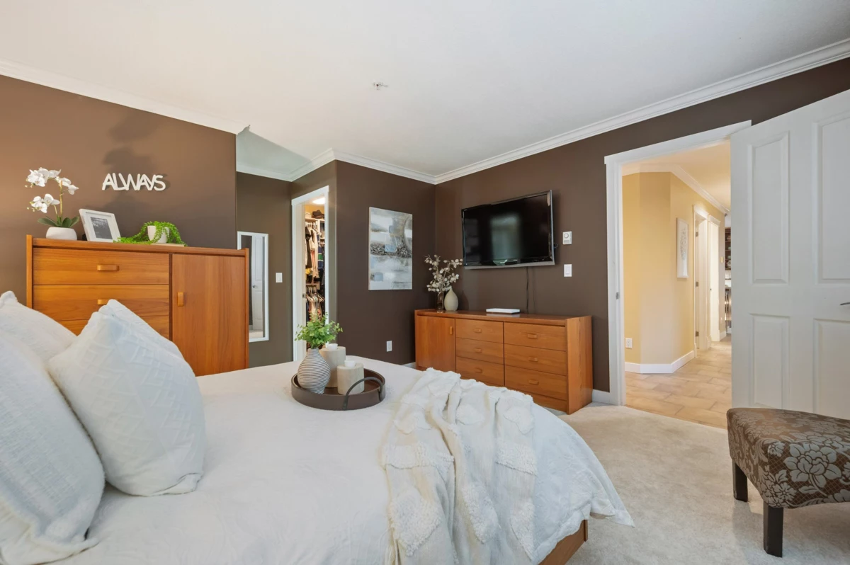 Entry Foyer Photo of 307 15941 Marine Drive, White Rock, BC