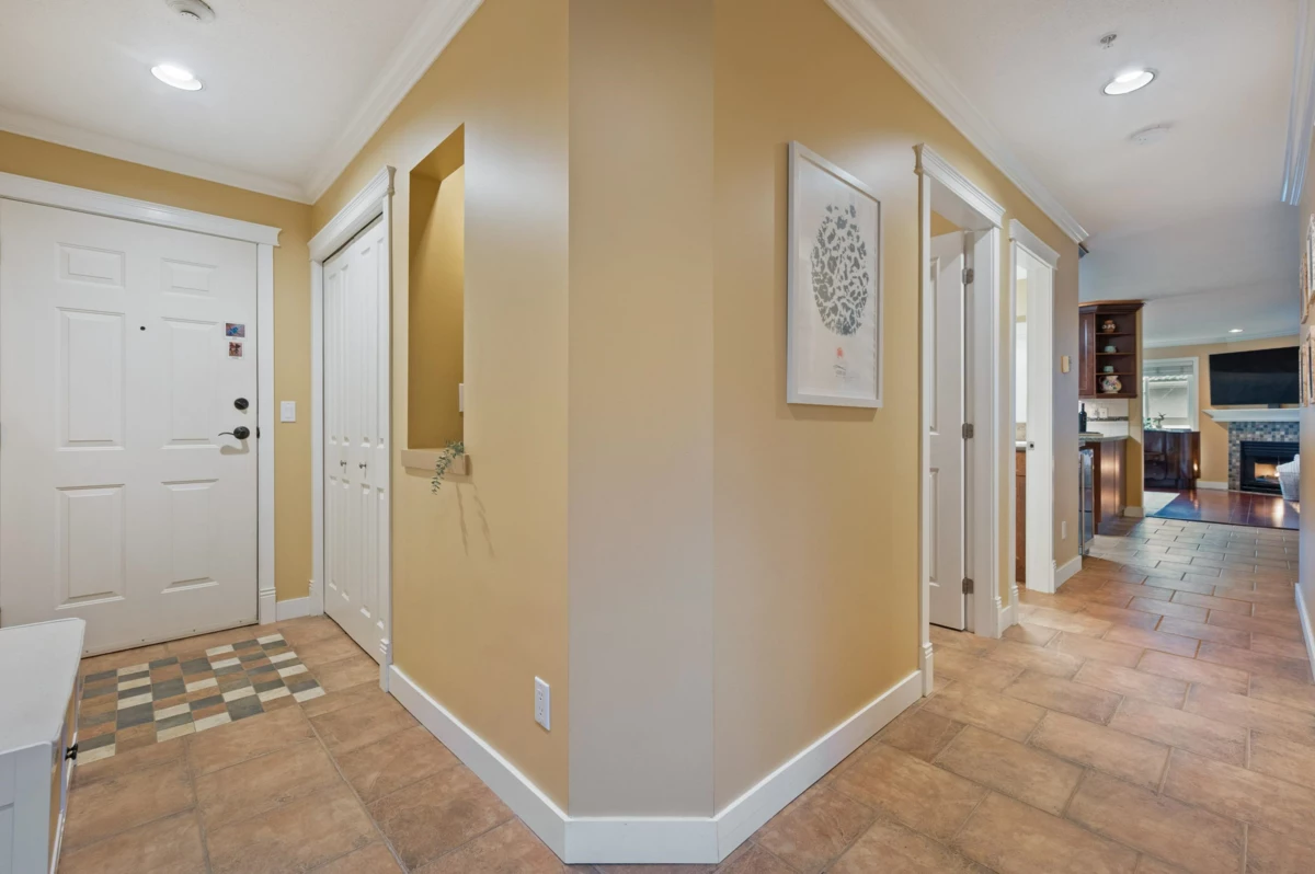 Kitchen Photo of 307 15941 Marine Drive, White Rock, BC