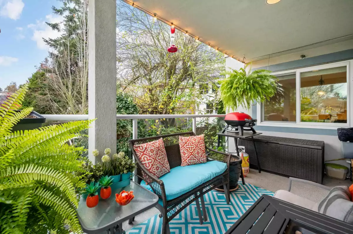 Swimming Pool Photo of 307 15941 Marine Drive, White Rock, BC