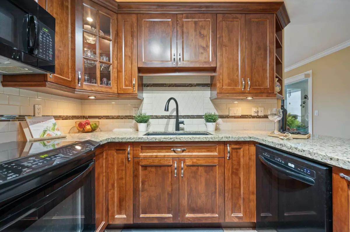 Walk-In Closet Photo of 307 15941 Marine Drive, White Rock, BC