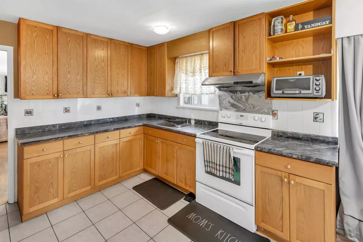 Kitchen Island Photo of 1609 Kent Avenue, Port Coquitlam, BC