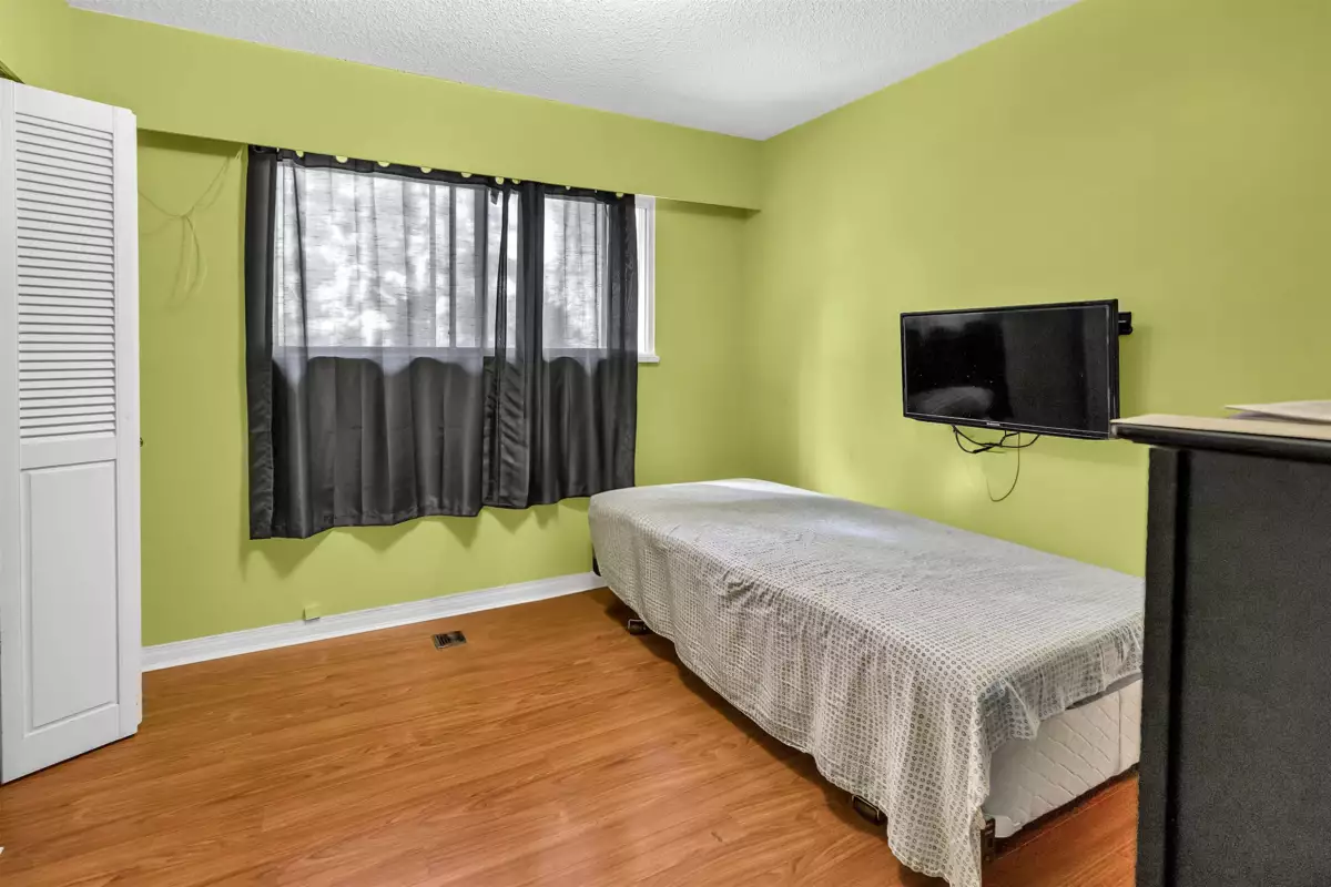 Walk-In Closet Photo of 1609 Kent Avenue, Port Coquitlam, BC