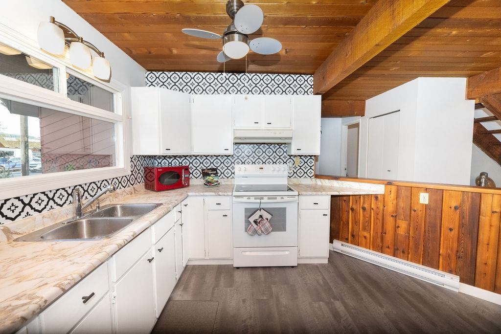 Breakfast Nook Photo of 5613 Trail Avenue, Sechelt, BC