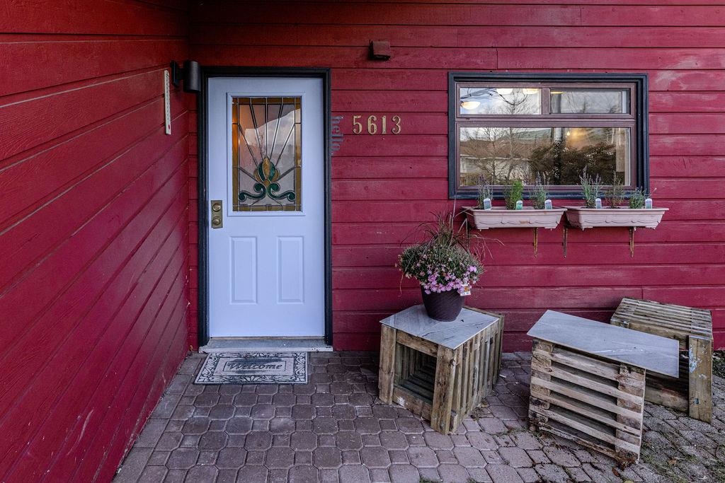 Family Room Photo of 5613 Trail Avenue, Sechelt, BC