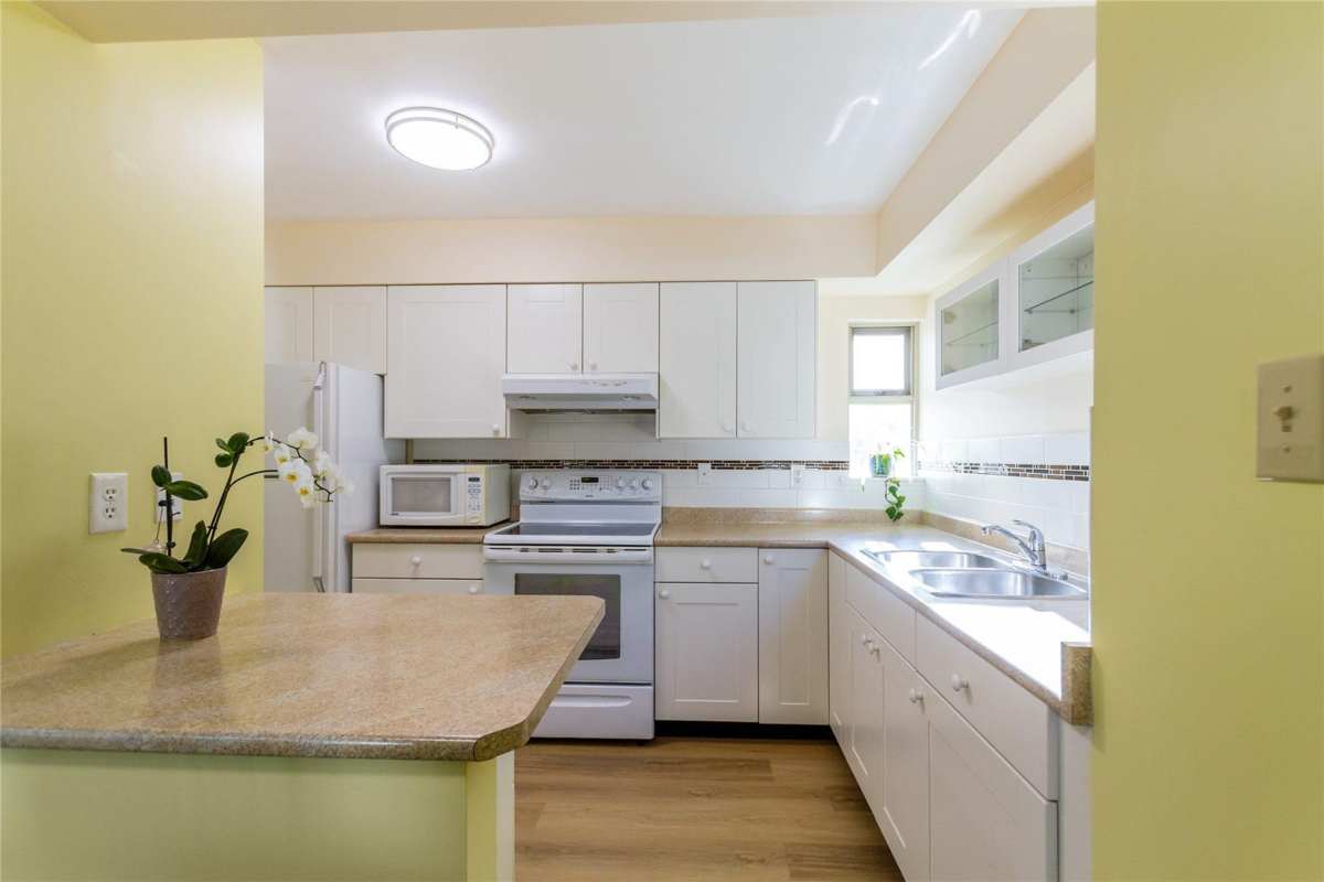Breakfast Nook Photo of 7361 Liard Place, Vancouver, BC