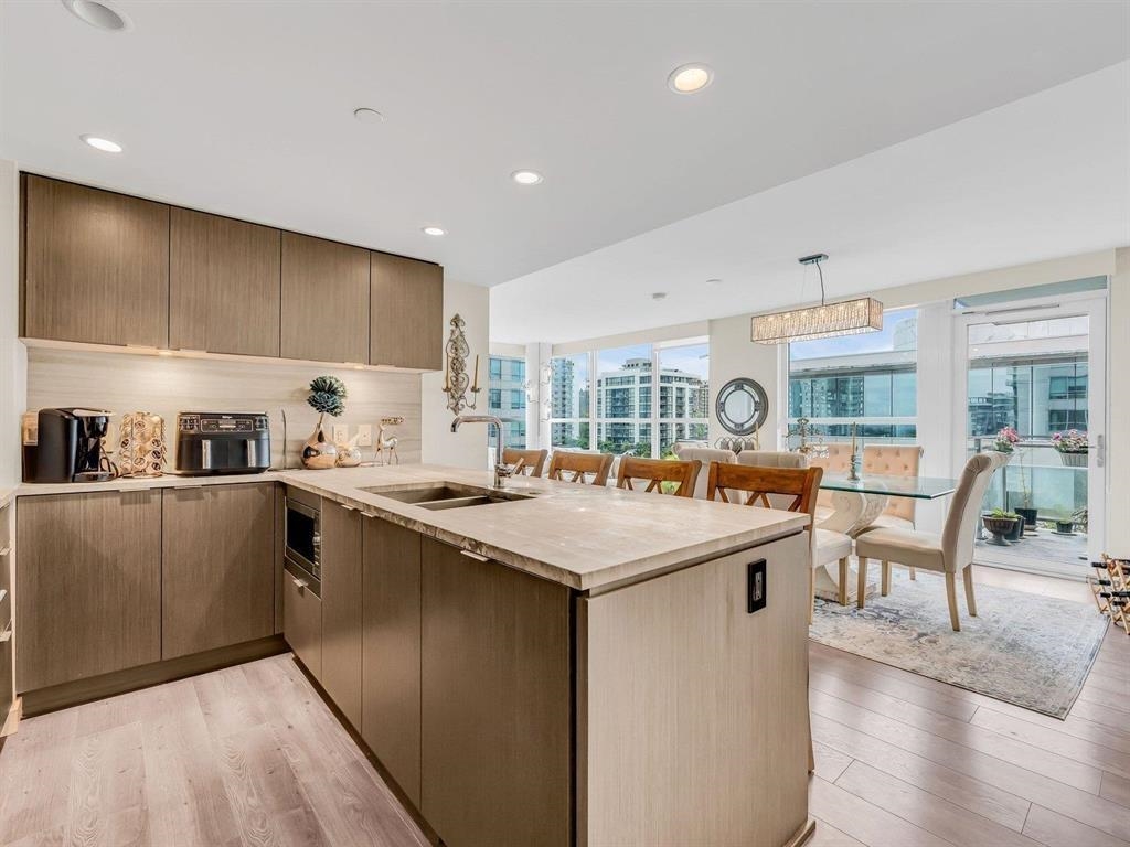 Primary Bathroom Photo of 602 112 E 13th Street, North Vancouver, BC