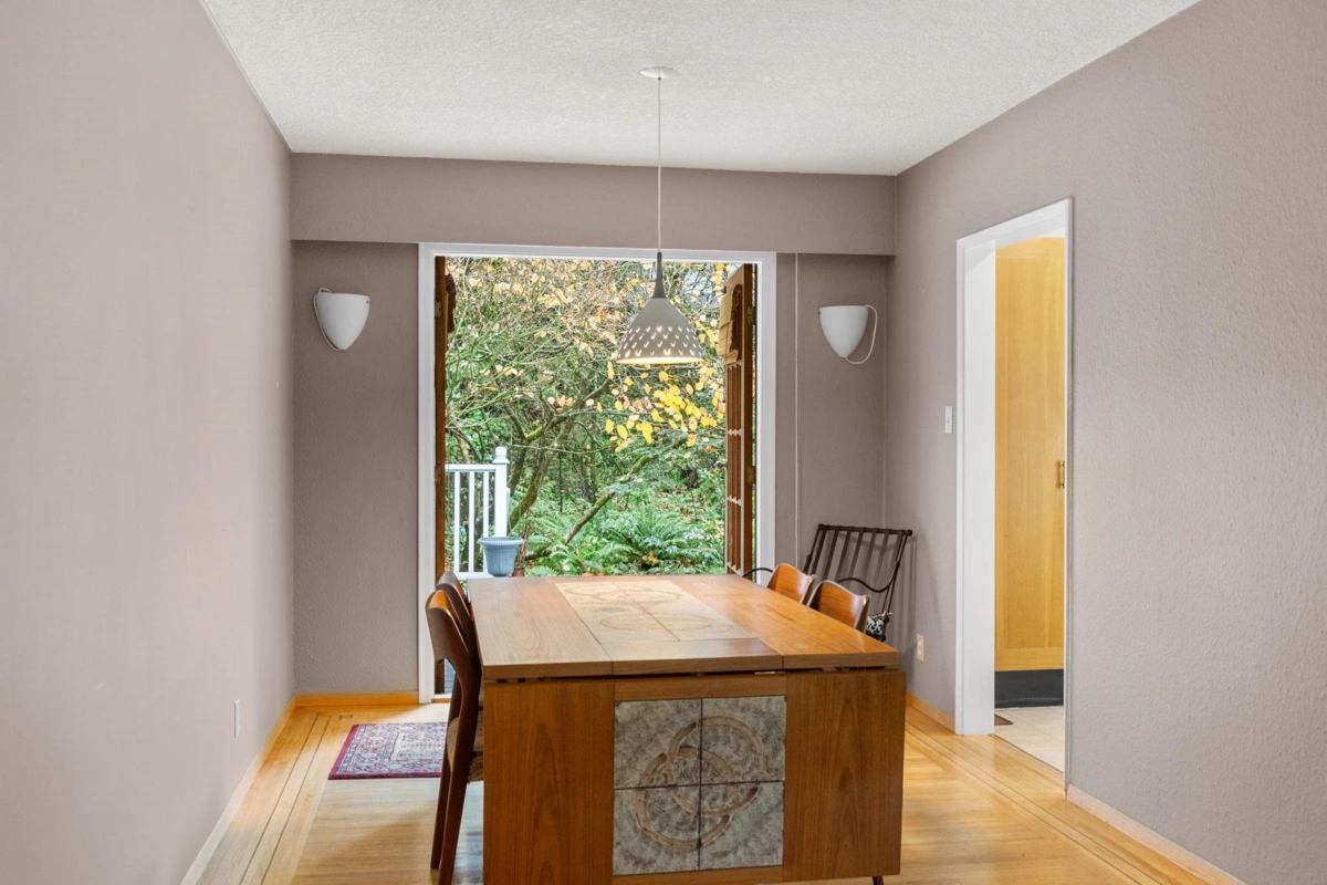 Breakfast Nook Photo of 2086 Tompkins Crescent, North Vancouver, BC