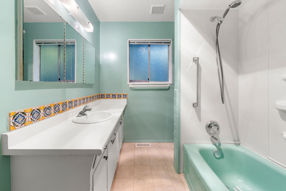 Walk-In Closet Photo of 2086 Tompkins Crescent, North Vancouver, BC