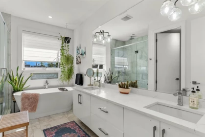 Powder Room Photo of 1668 Duncan Drive, Delta, BC