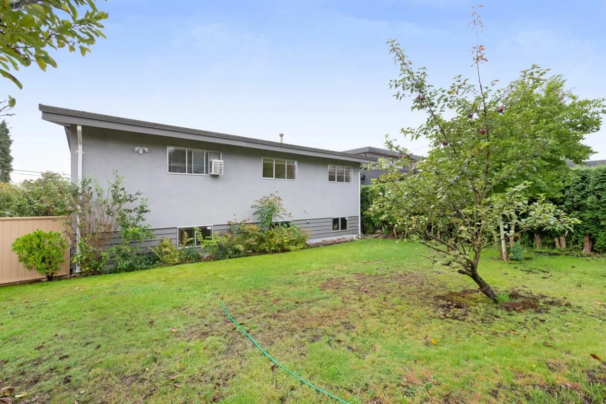 Basement Recreation Room Photo of 6905 Broadway, Burnaby, BC