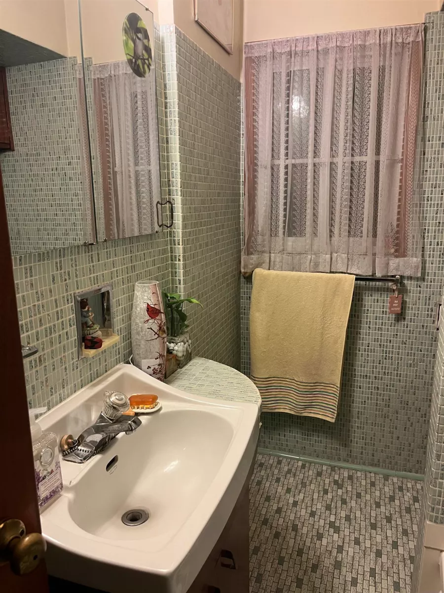 Primary Bathroom Photo of 4042 Nootka Street, Vancouver, BC