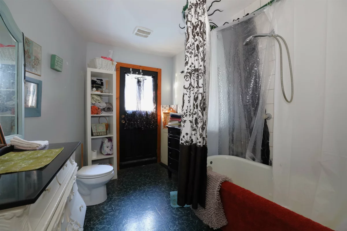 Kitchen Island Photo of 177 Pratt Road, Gibsons, BC