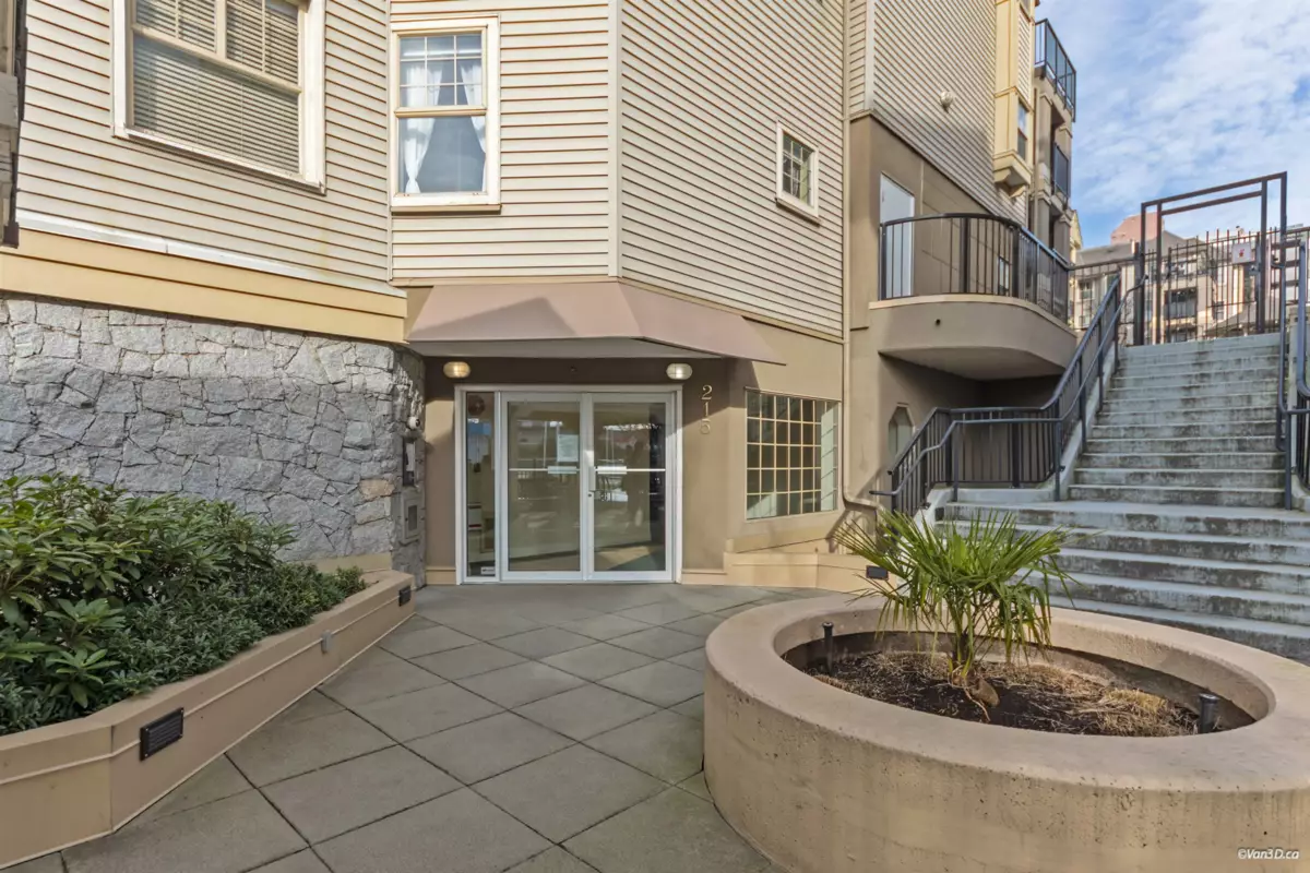 Entry Foyer Photo of 510 215 Twelfth Street, New Westminster, BC