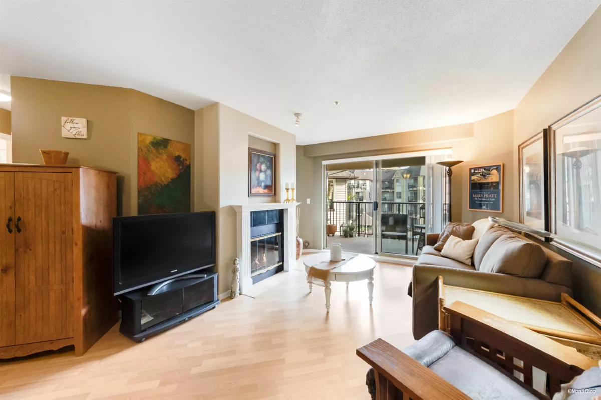 Living Room Photo of 510 215 Twelfth Street, New Westminster, BC