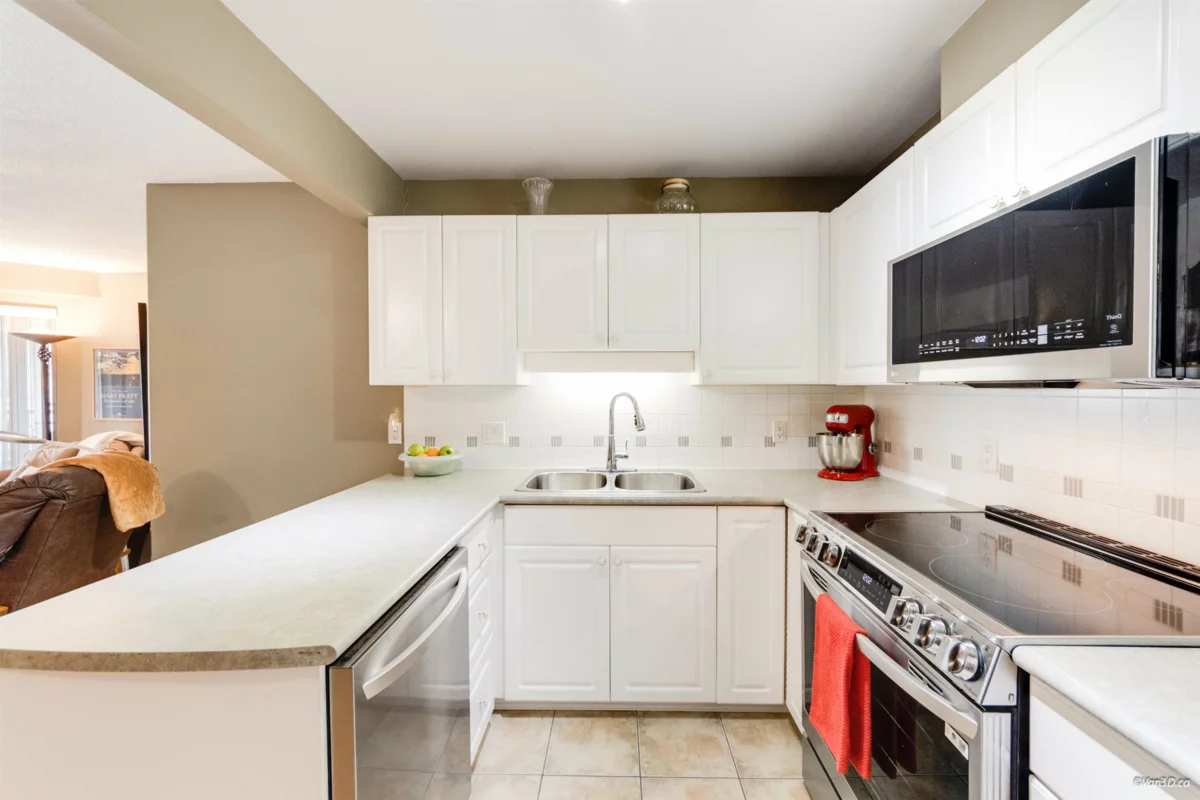 Walk-In Closet Photo of 510 215 Twelfth Street, New Westminster, BC