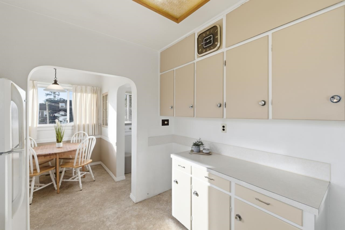 Breakfast Nook Photo of 348 Simpson Street, New Westminster, BC