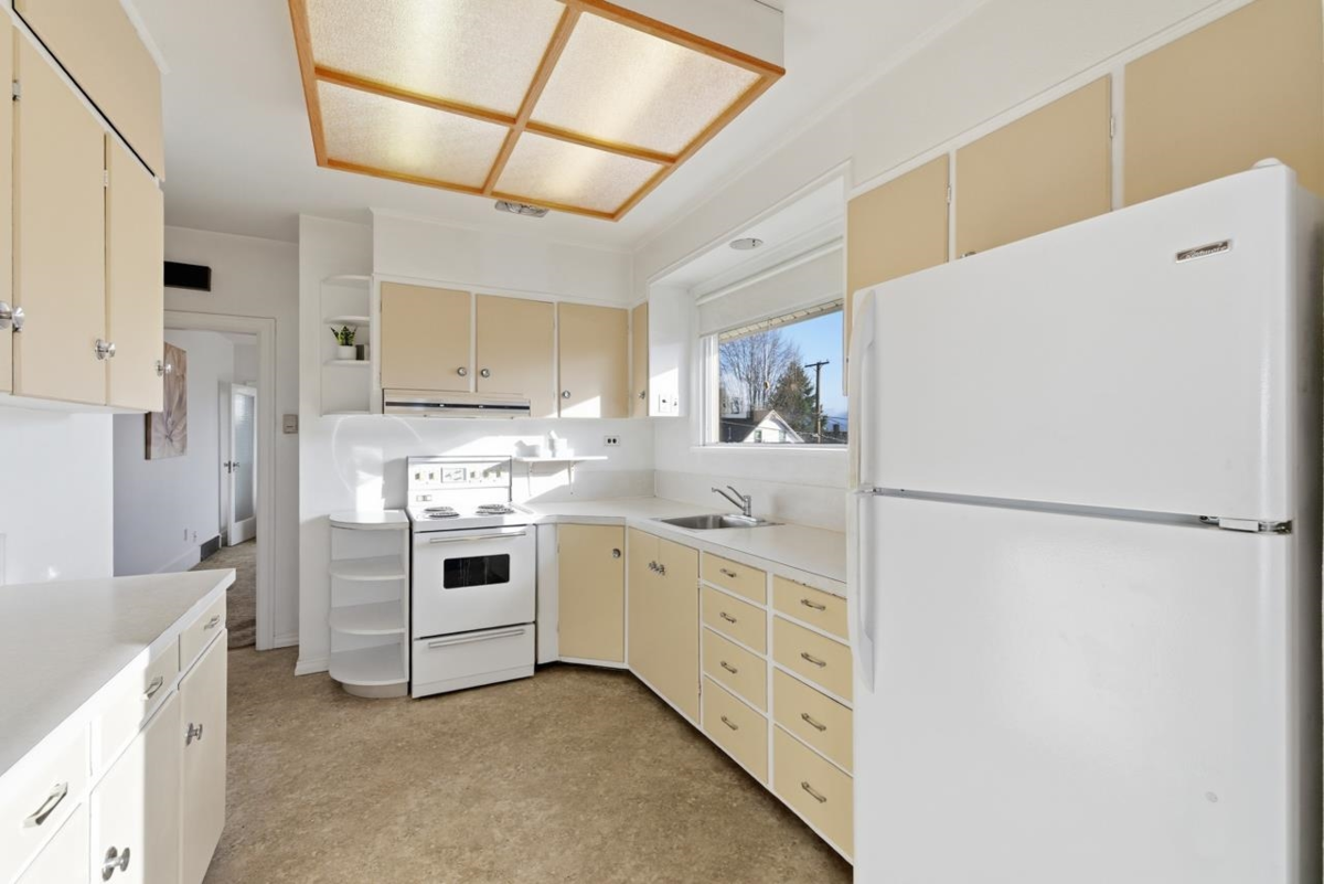 Kitchen Island Photo of 348 Simpson Street, New Westminster, BC