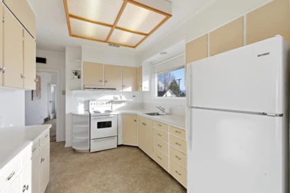 Kitchen Island Photo of 348 Simpson Street, New Westminster, BC