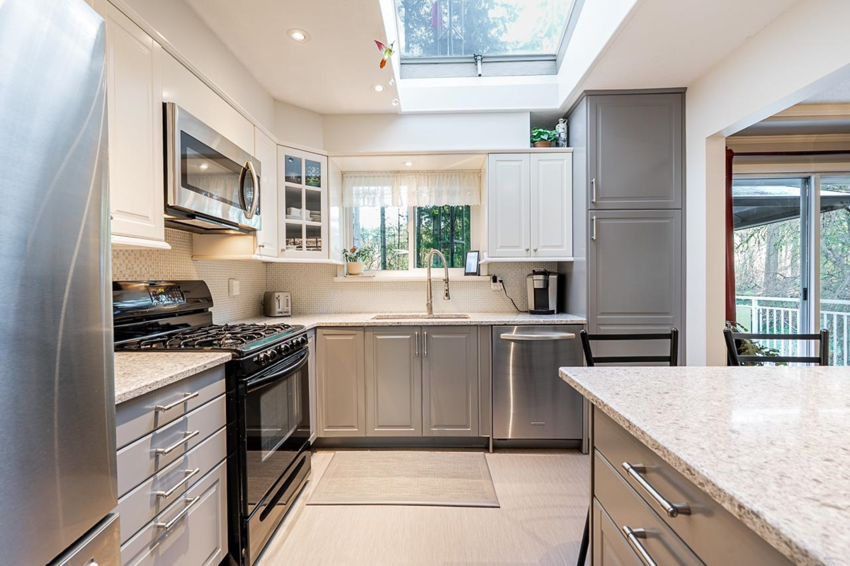 Kitchen Photo of 11426 144a Street, Surrey, BC
