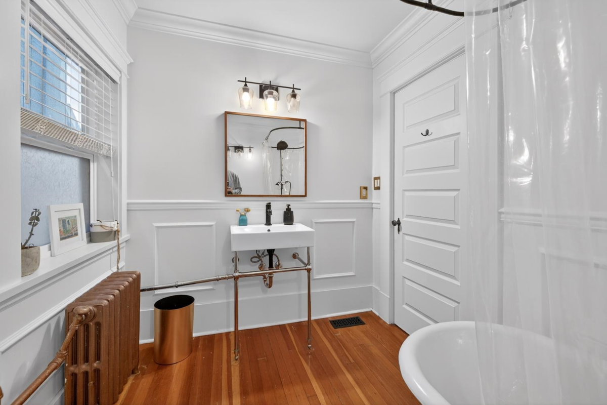 Breakfast Nook Photo of 4387 St. George Street, Vancouver, BC