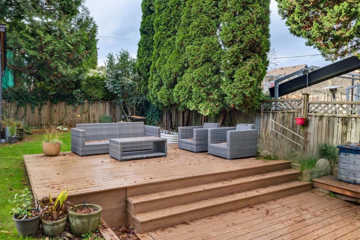 Laundry Room Photo of 4387 St. George Street, Vancouver, BC