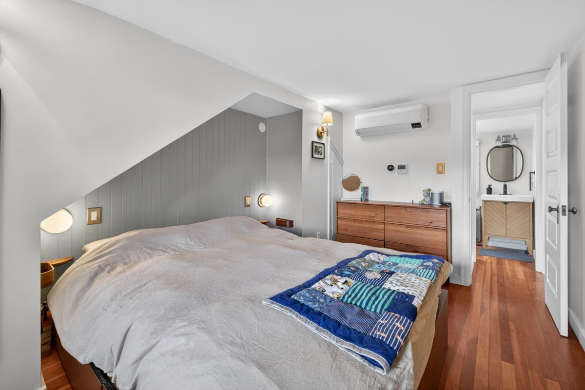 Primary Bathroom Photo of 4387 St. George Street, Vancouver, BC