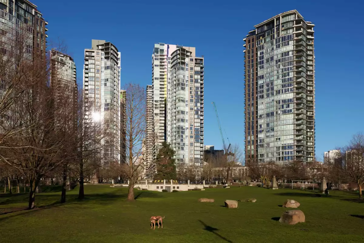 Backyard Photo of 805 628 Kinghorne Mews, Vancouver, BC