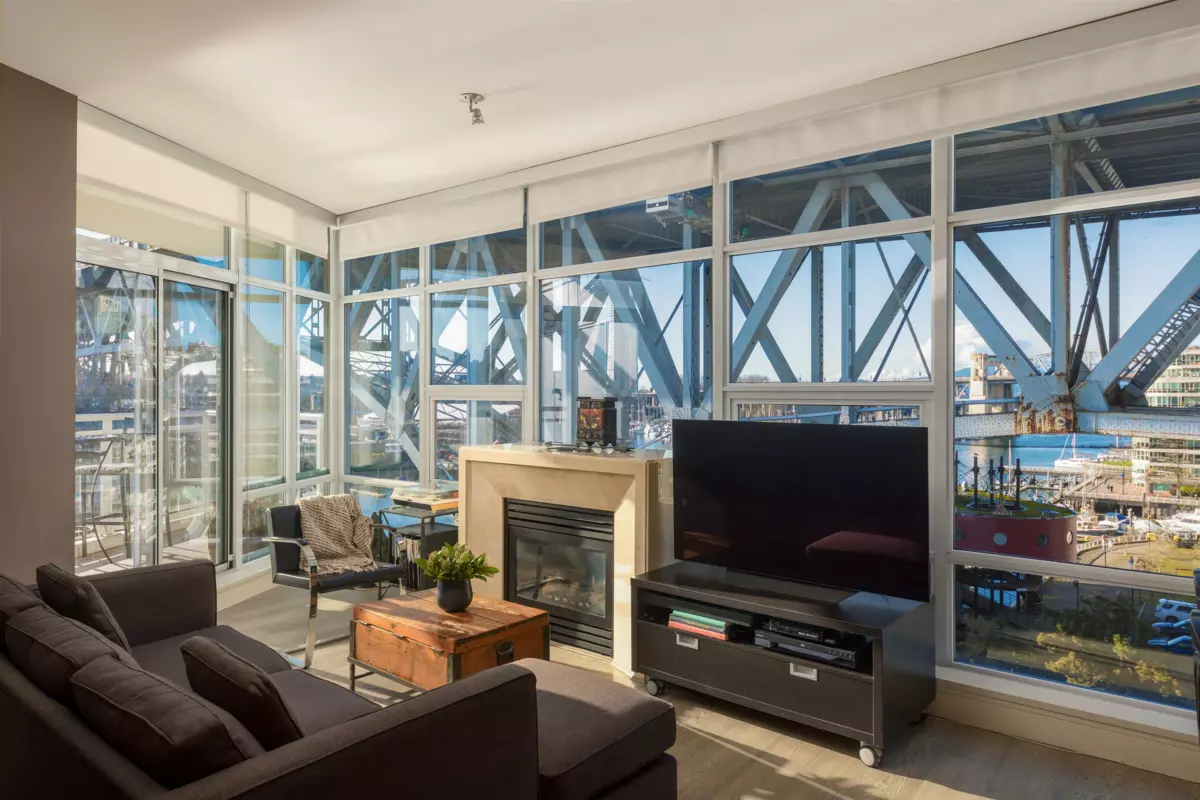 Kitchen Island Photo of 805 628 Kinghorne Mews, Vancouver, BC