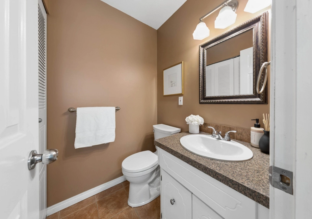 Basement Recreation Room Photo of 15440 95a Avenue, Surrey, BC