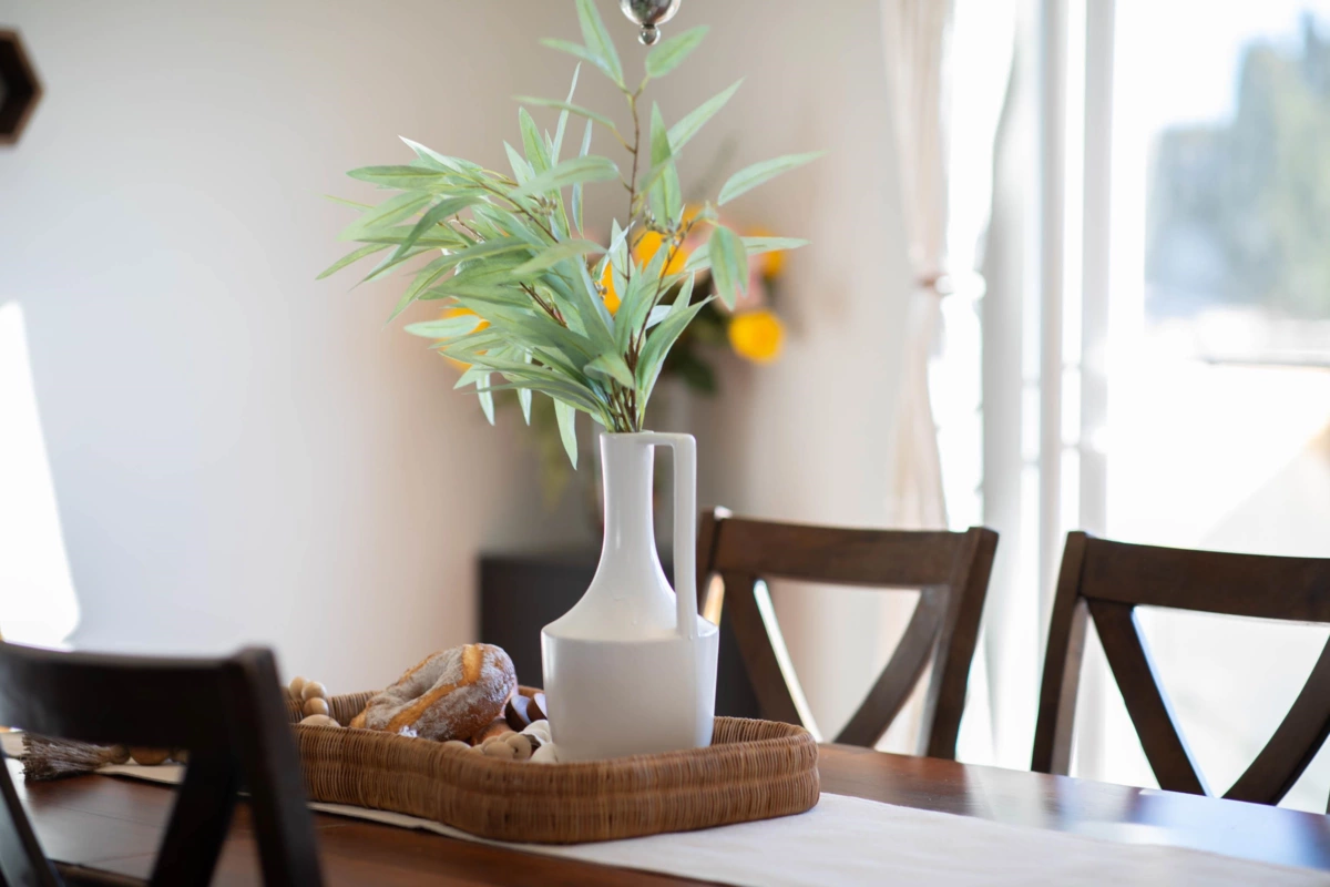Breakfast Nook Photo of 15440 95a Avenue, Surrey, BC