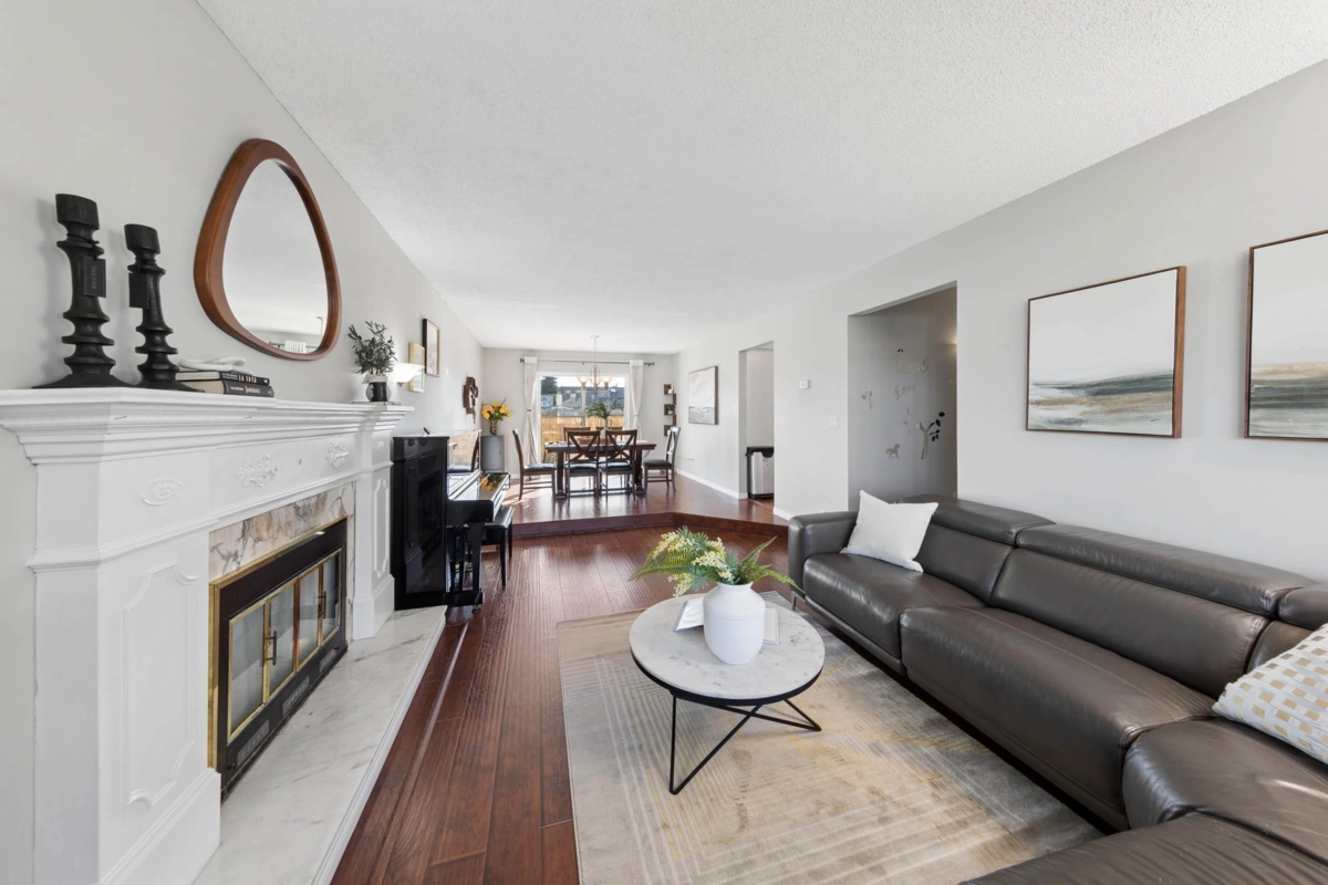 Family Room Photo of 15440 95a Avenue, Surrey, BC