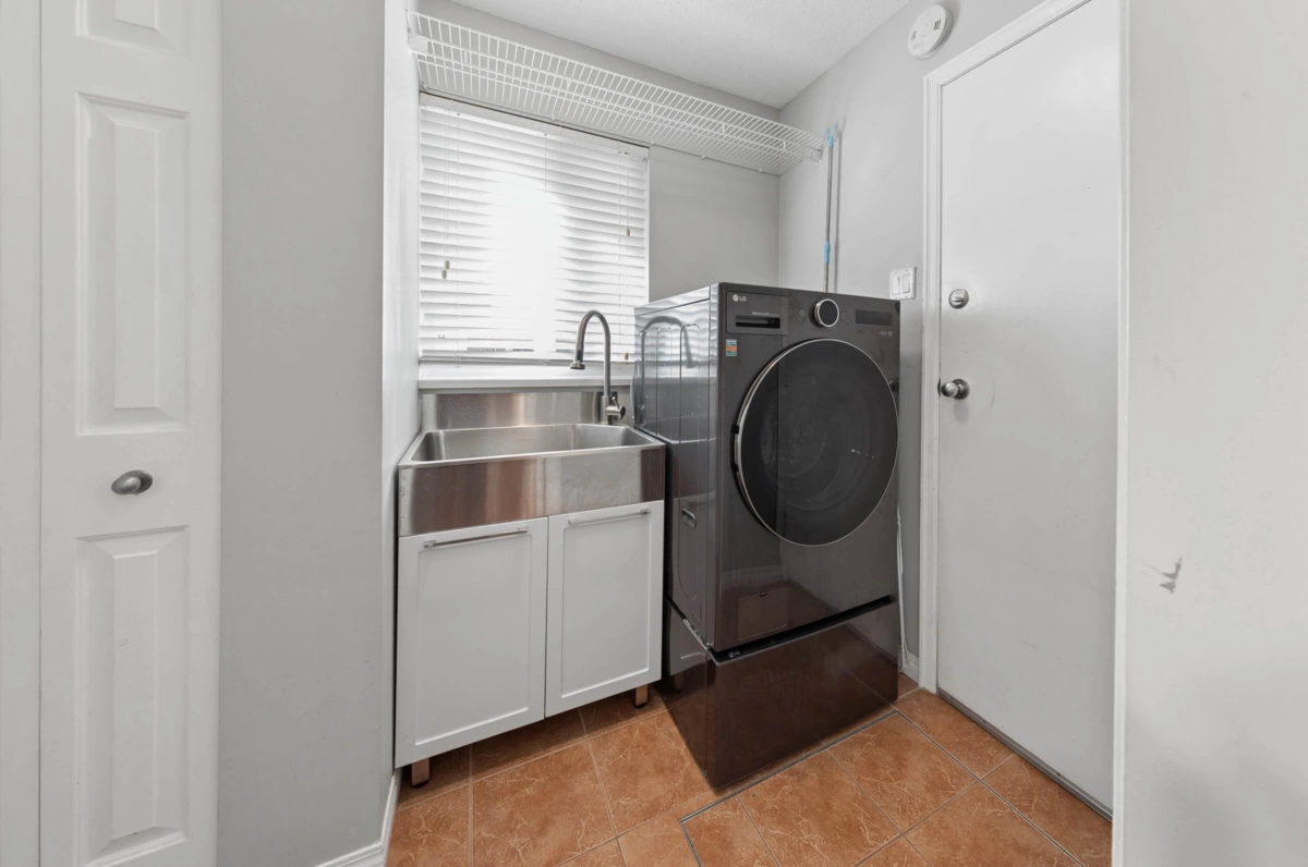 Front Yard Photo of 15440 95a Avenue, Surrey, BC