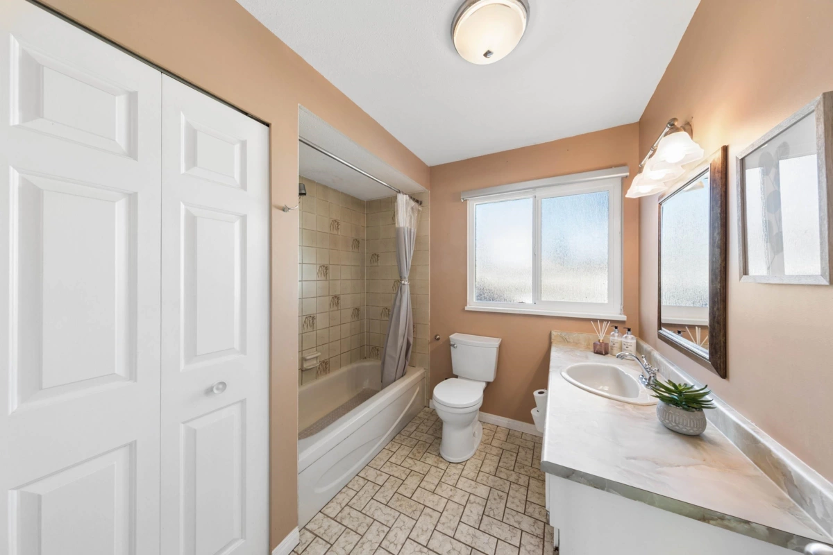 Garage Interior Photo of 15440 95a Avenue, Surrey, BC