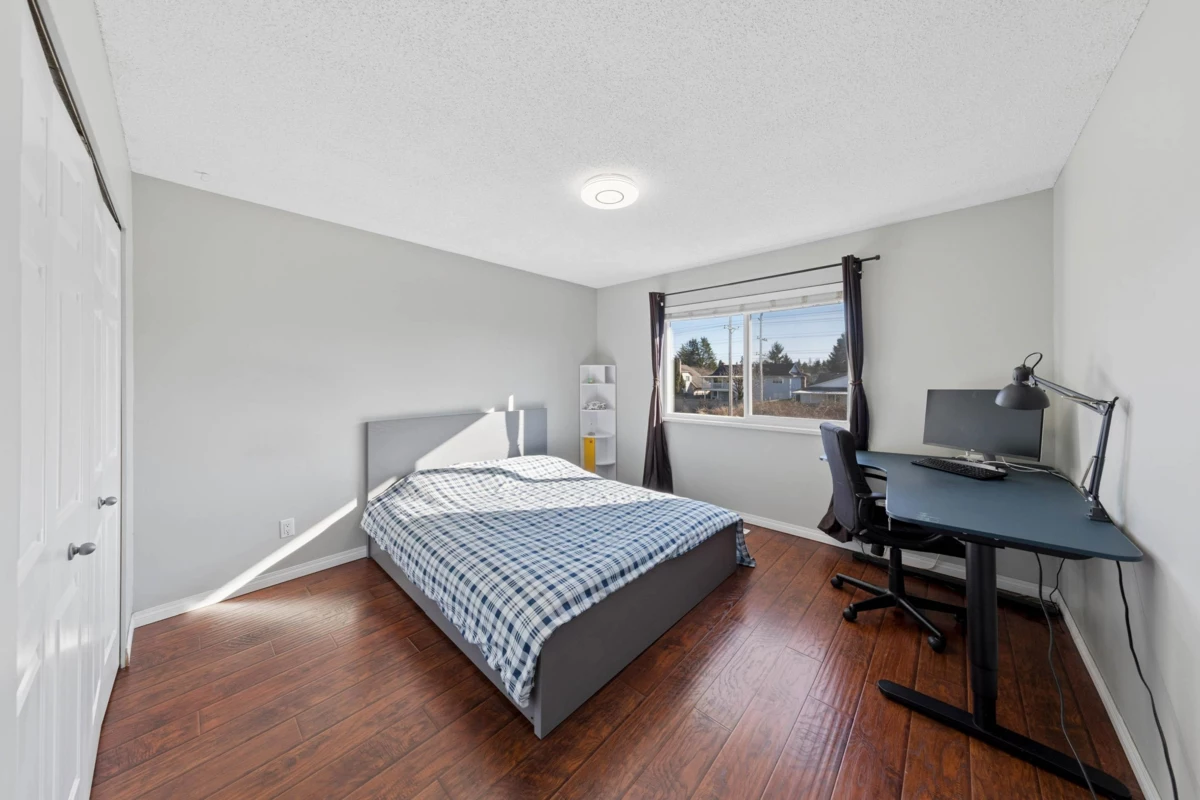 Hallway Photo of 15440 95a Avenue, Surrey, BC