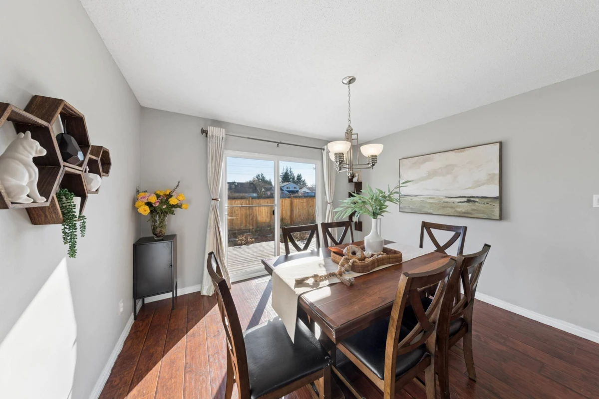 Kitchen Island Photo of 15440 95a Avenue, Surrey, BC