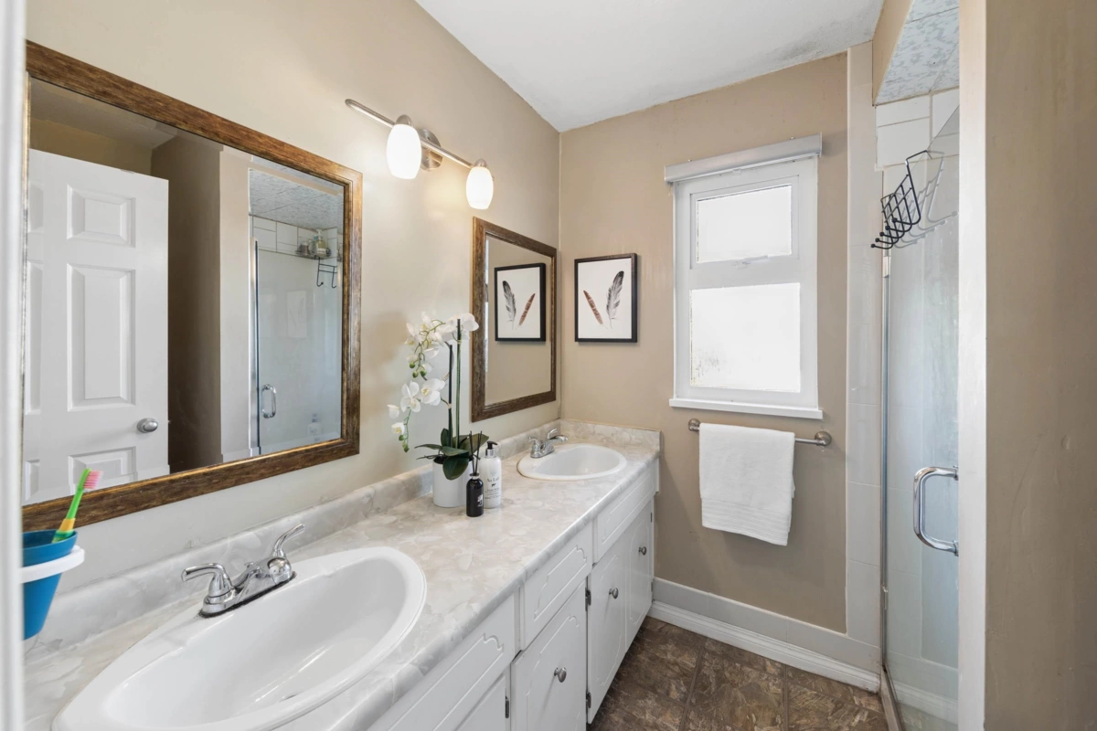 Laundry Room Photo of 15440 95a Avenue, Surrey, BC