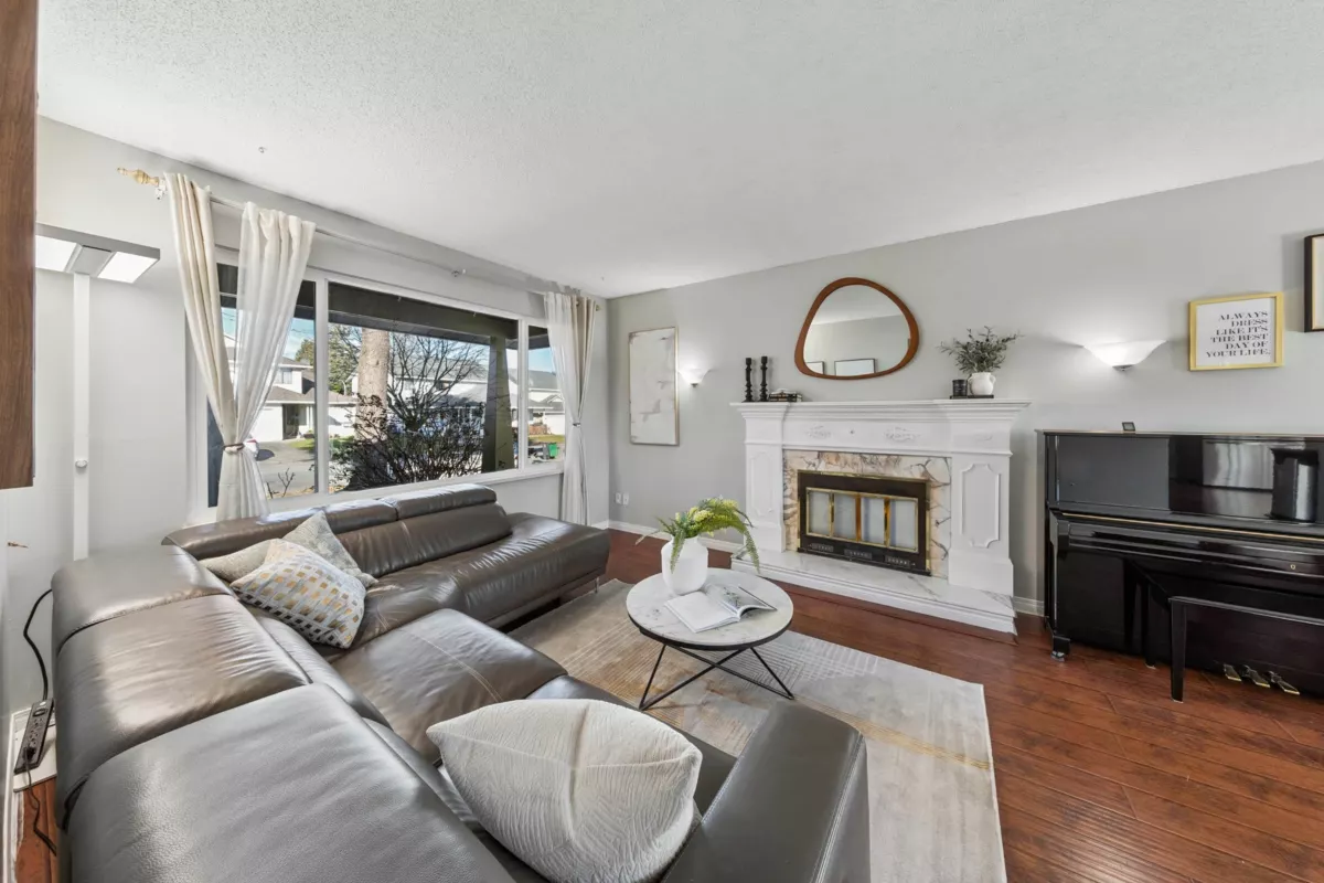 Living Room Photo of 15440 95a Avenue, Surrey, BC