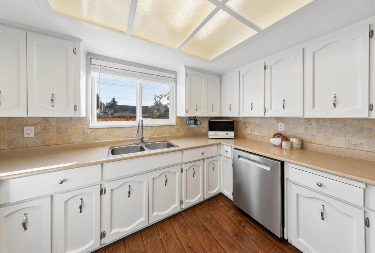 Primary Bathroom Photo of 15440 95a Avenue, Surrey, BC