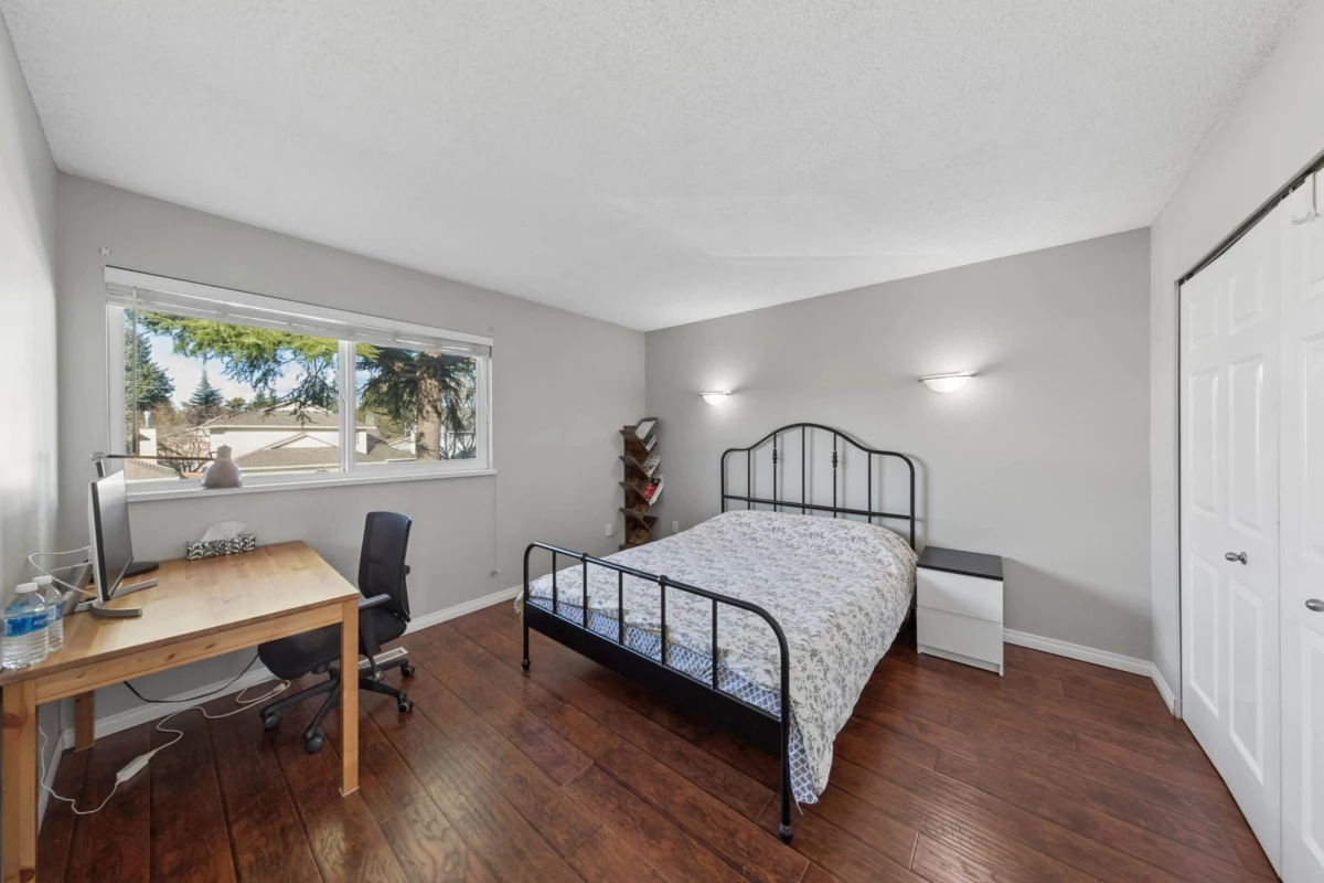 Staircase Photo of 15440 95a Avenue, Surrey, BC