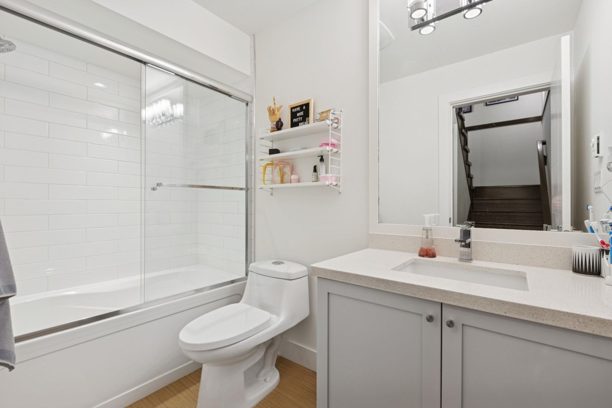 Hot Tub / Spa Photo of 4 651 W 14th Street, North Vancouver, BC