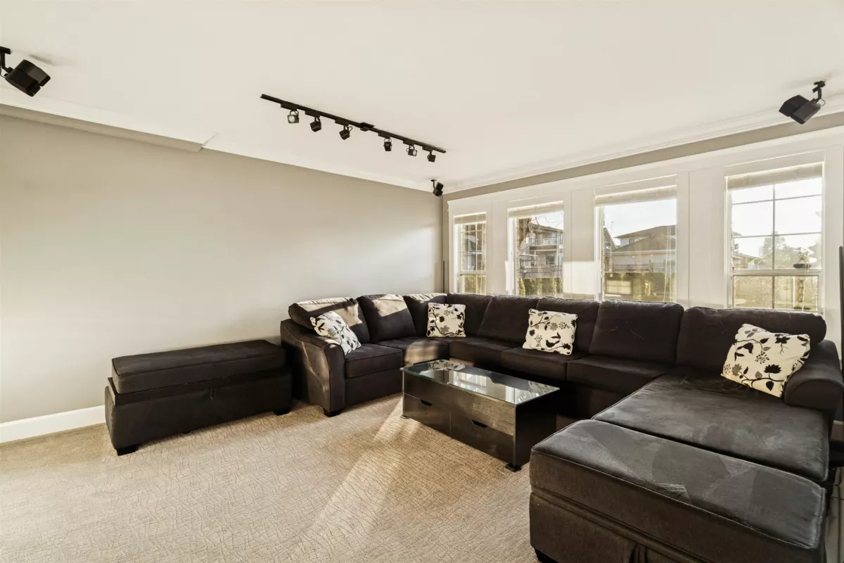 Entry Foyer Photo of 7622 2nd Street, Burnaby, BC