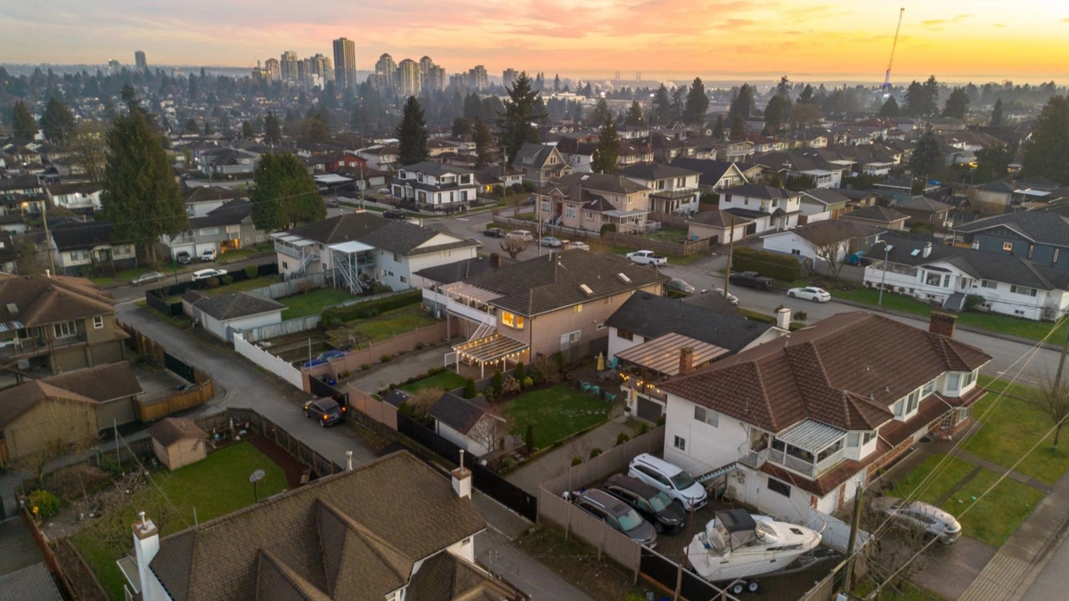Hot Tub / Spa Photo of 7622 2nd Street, Burnaby, BC