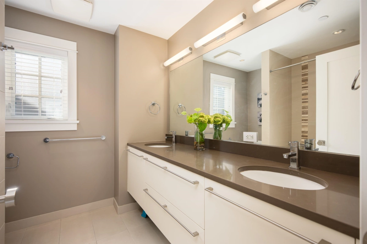 Front Yard Photo of 6467 Larch Street, Vancouver, BC